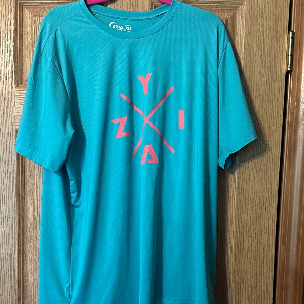 ZYIA Men’s Turquoise Short Sleeve Performance Tee with Coral Graphic